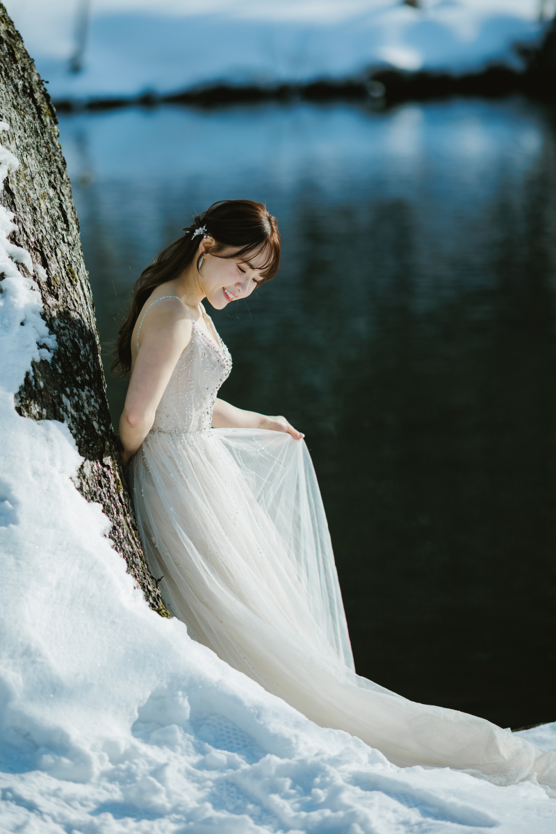 冬の空気の中で見せる、新婦様のソロショット
