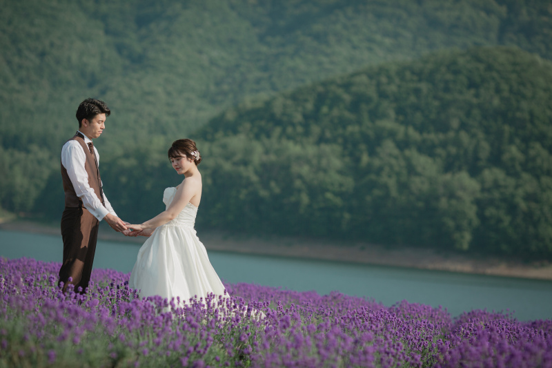 手を取り合って