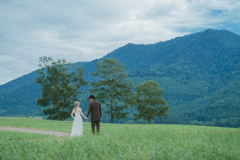 湖を囲う山々を背景に