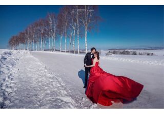 白銀の世界に映えるカラードレスもいいですね。ふたりだけの世界が表現できた一枚。