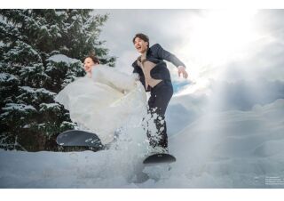 冬の美瑛ならではの一枚！おふたりの表情もバッチリ躍動感あふれる写真です。