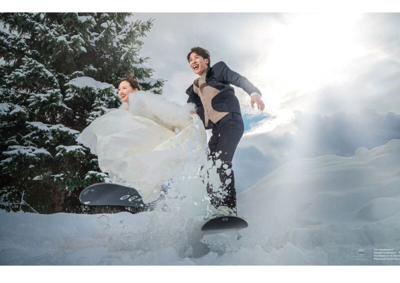 冬の美瑛ならではの一枚!おふたりの表情もバッチリ躍動感あふれる写真です。