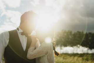 あえて顔を見せない美学