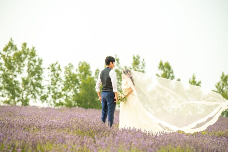 北海道の大自然の中で 丘のうえ ３カ所撮影 撮影日 21年7月23日 美瑛 富良野 青い池 丘のうえ Hills Studio 北海道でフォトウェディング探すならphotorait