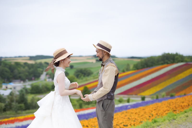 四季彩の丘と青い池おそろいの帽子でフォトウェデイング