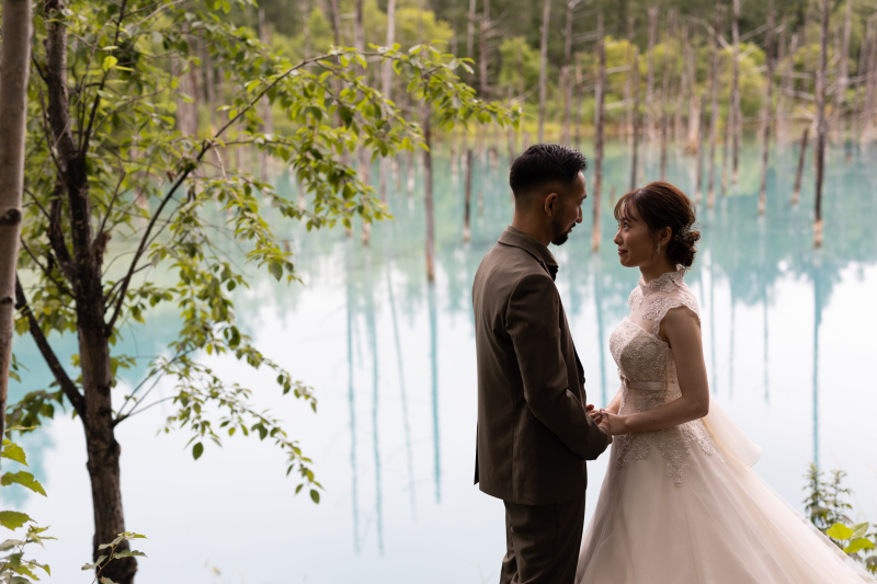 湖面が映す青い世界