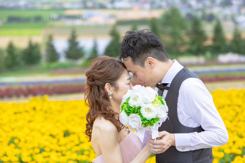 お花畑の遠くには上富良野町