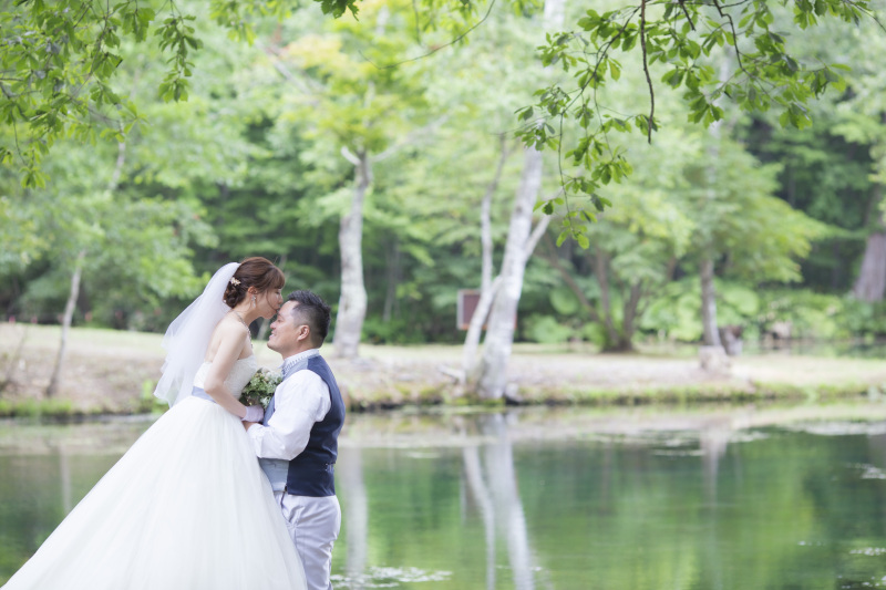 きれいな湖面が緑を映す