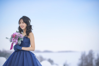 美瑛、白いなだらかな雪の丘でフォトウェデイング