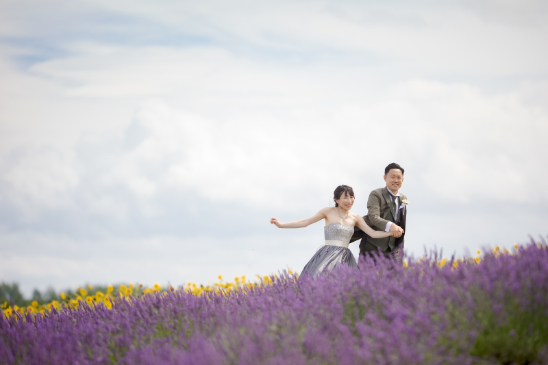 空の余白に浮かぶ白い雲