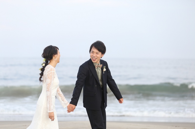 新郎様に手を引かれて