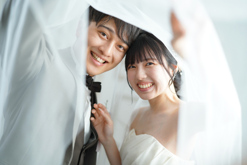 ベール越しの笑顔