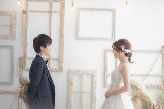 スタジオで、洋装で。