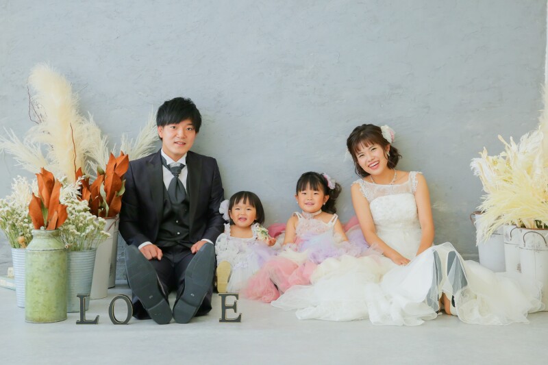 【家族(お子様)と一緒に記念撮影】スタジオ撮影・衣装1着・ファミリーベーシックプラン◇お子様衣装&データ3枚&美肌補正付き◇