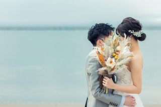 お二人らしく！躍動感たっぷりの海ロケーション！