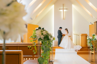 ご家族も一緒に。写真だけの結婚式をチャペルで残しませんか？【洋装 チャペルロケ】