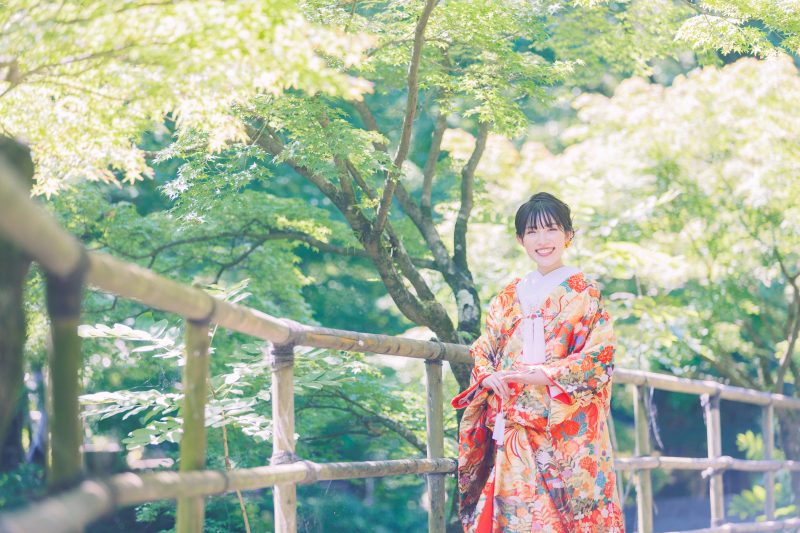 夏の緑に映える、花嫁ショット♡