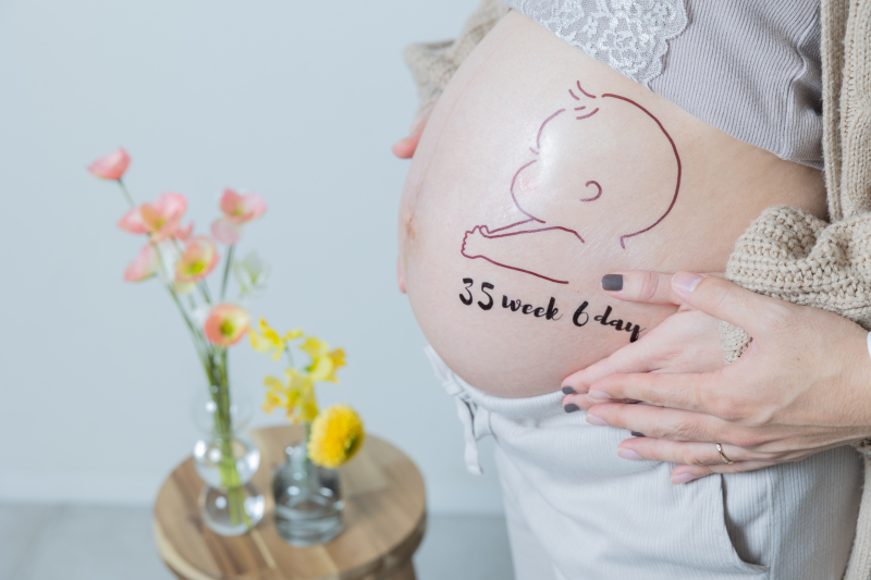 優しくお腹を支えて