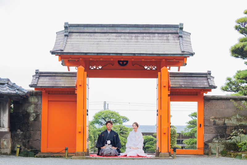 お座りショットは、門の下で