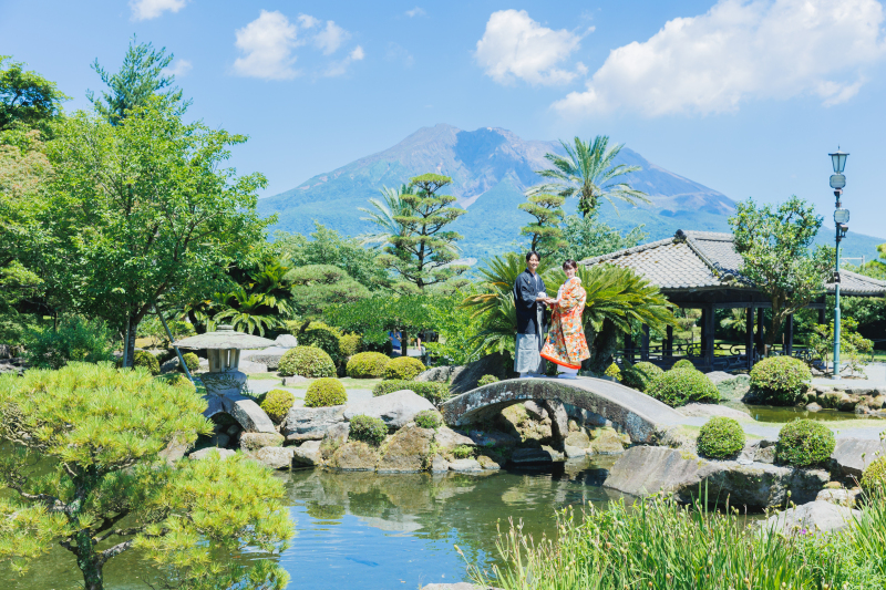 橋の上で優しく手をとって