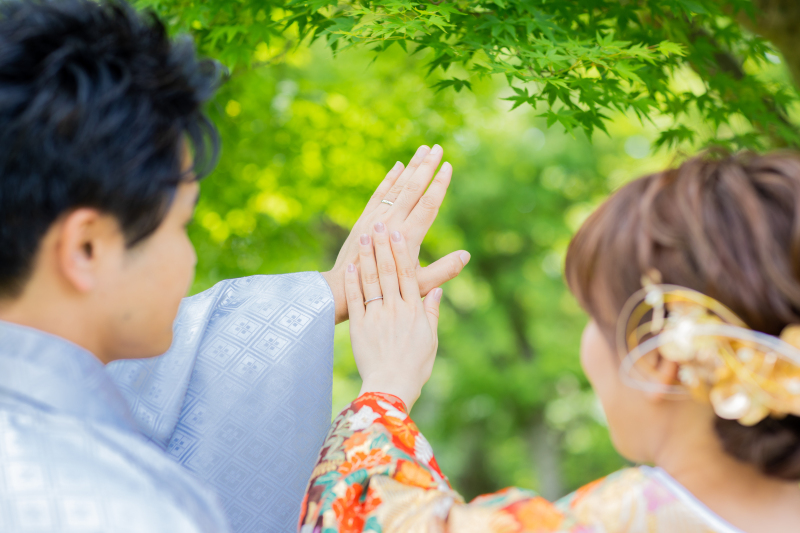 新緑に中で手を重ねて
