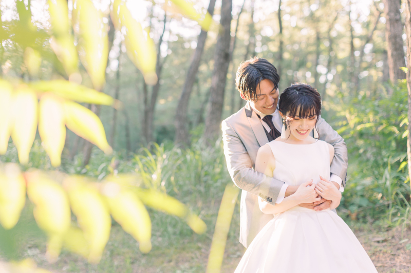 木漏れ日の中で後ろからハグッ♡