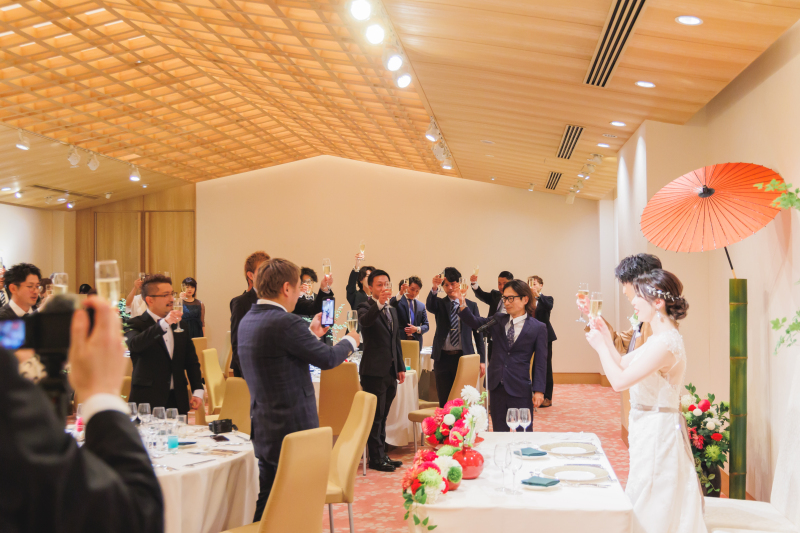 カンパーイ!! 披露宴がスタート!