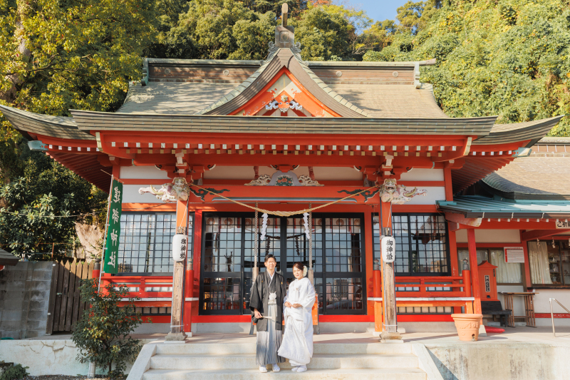 お支度を済ませて、ロケ車で神社へ♪