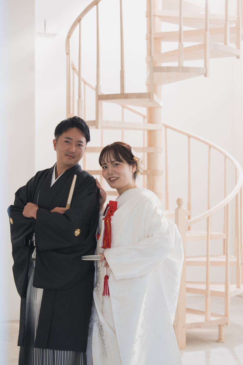 らせん階段をバックに