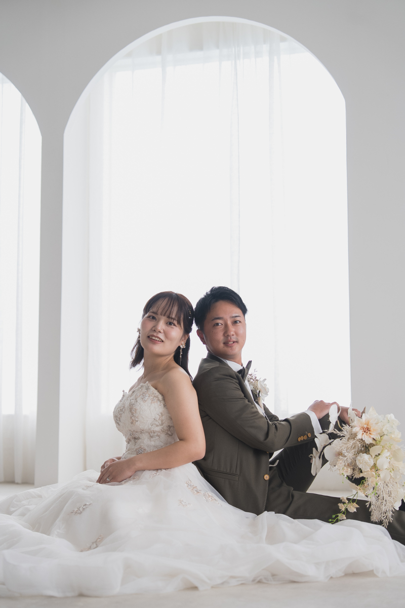 背中合わせの座りショット