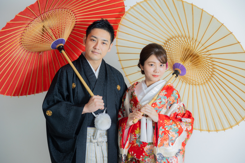 和傘を使って鮮やかに