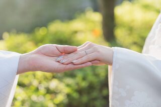 雄大な桜島を背景に。ご家族の絆を感じる、笑顔あふれる和装ロケーションフォト
