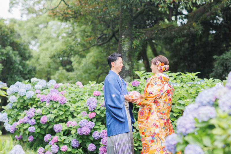 ボールブーケを優しく持って