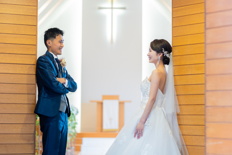 扉の前で見つめ合って