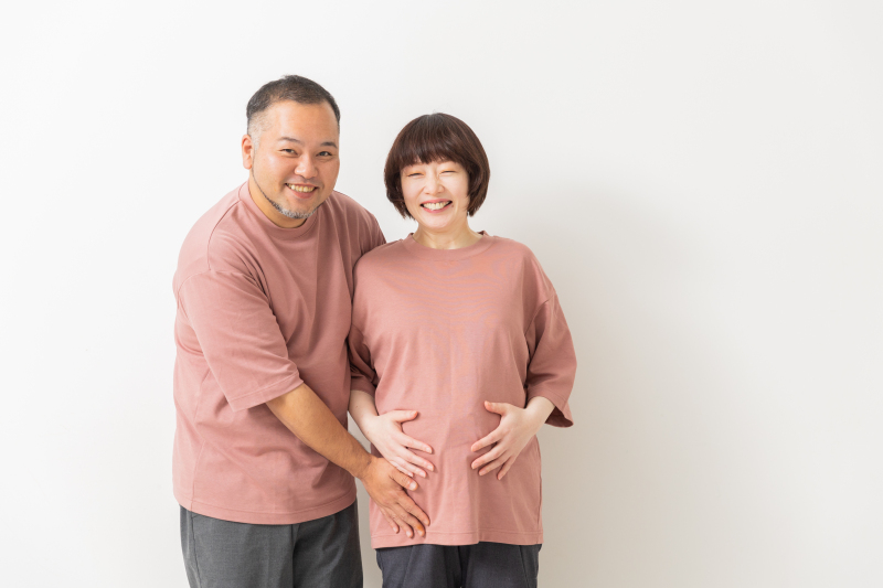 二人でお腹を優しく支えて