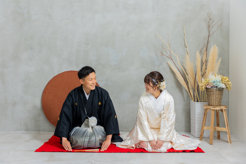 仲良く座って、お辞儀ショット