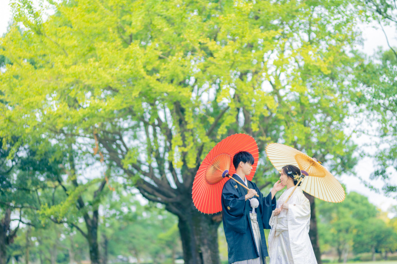 イチョウの木の下で微笑ましいお二人♡