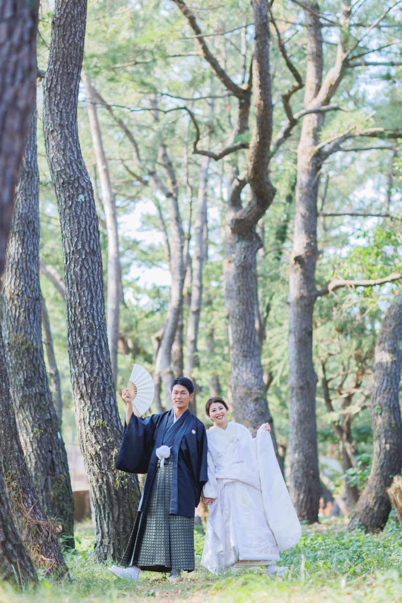 木々の中で、はしゃぐお二人♪