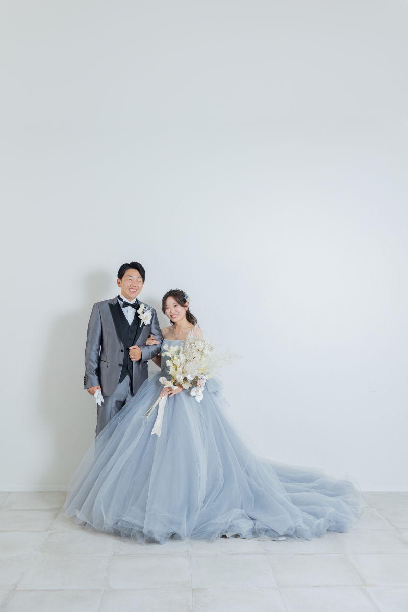 まずはカクテルドレスでスタジオ撮影から〜