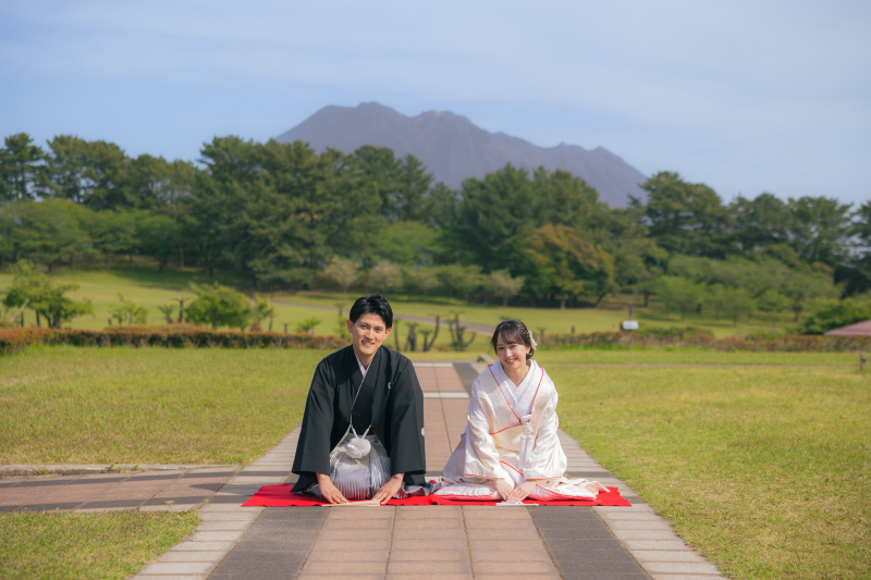 桜島をバックにご挨拶 //