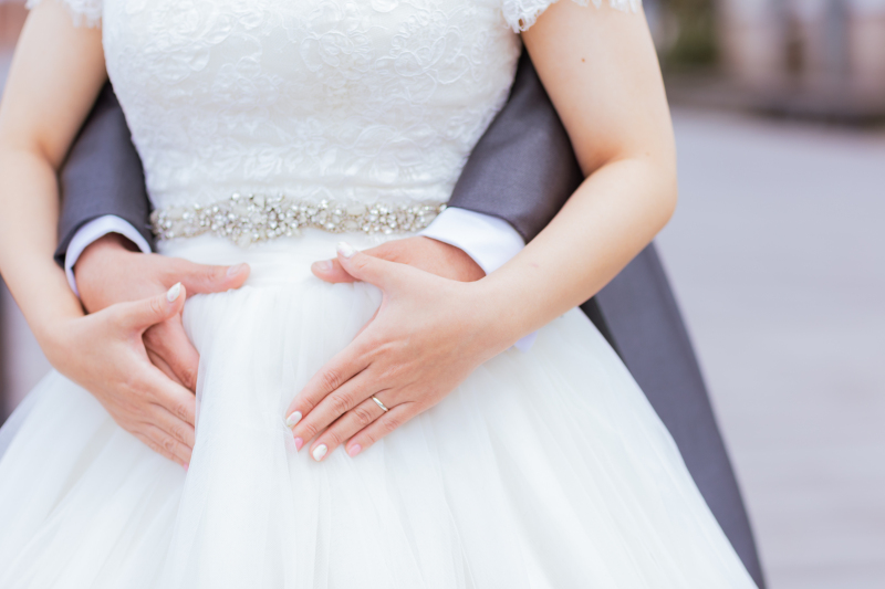 優しくお腹に手をあてて