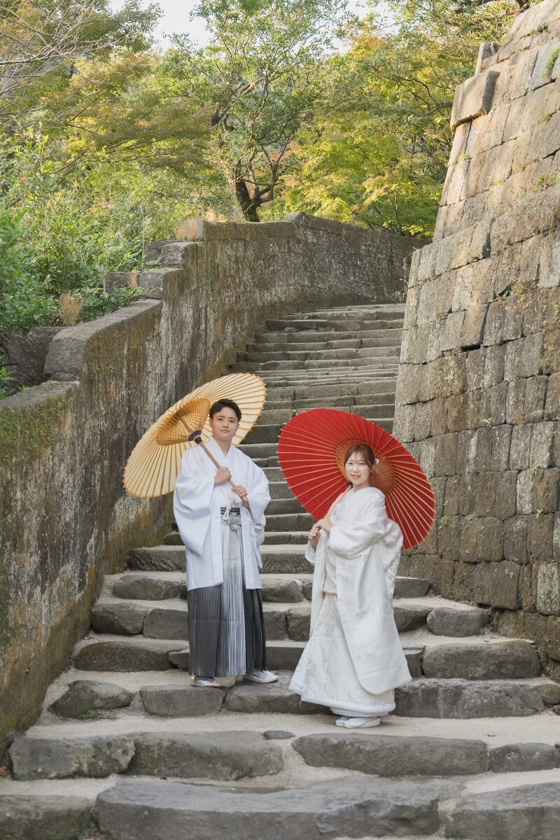 歴史ある石段と鮮やかな和傘