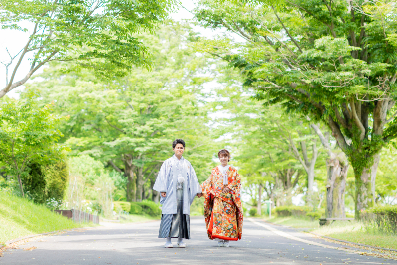 色打掛の締めは手繋ぎショット