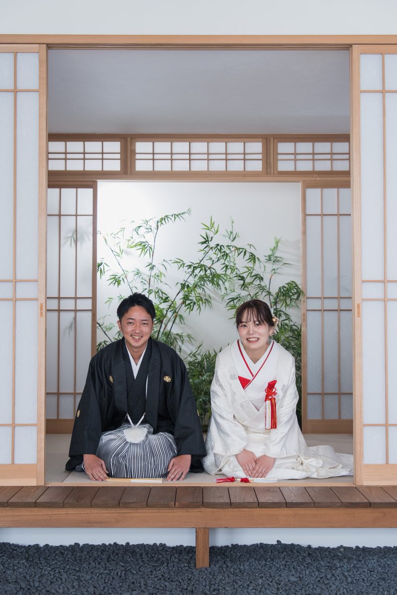 竹林背景の正座ショット