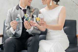 たくさんの撮影グッズと♪ お二人らしく笑顔いっぱいの和洋装フォト♡