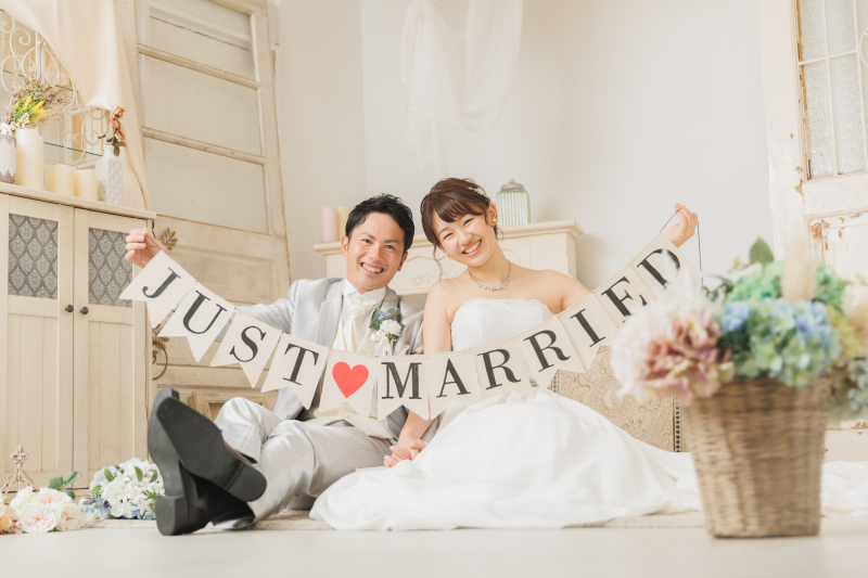 笑顔が100点っ♡ 手を繋いでおすわりショット