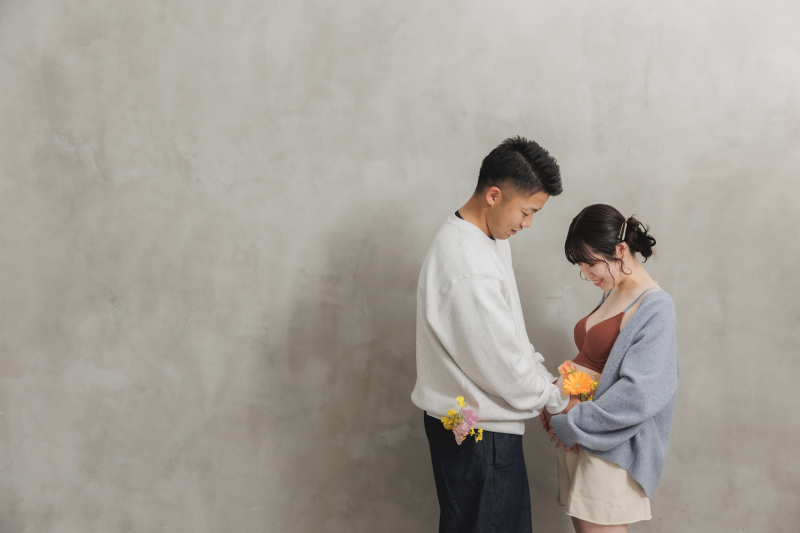 優しくお腹を支えて