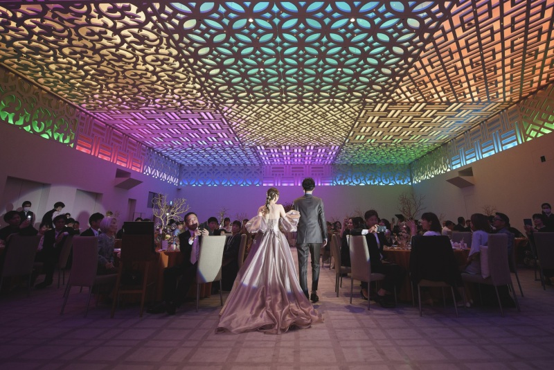 お色直しは、ブラウンのドレスとタキシードで