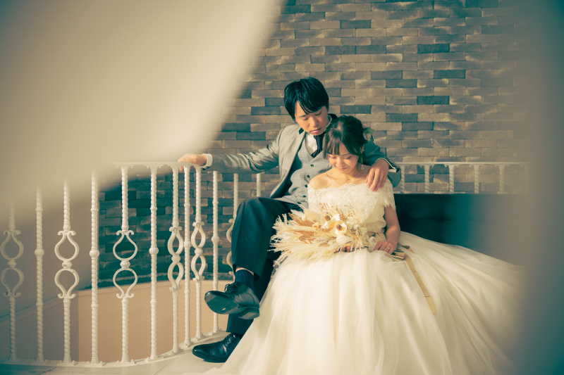 カーテンの隙間からチラッ♡