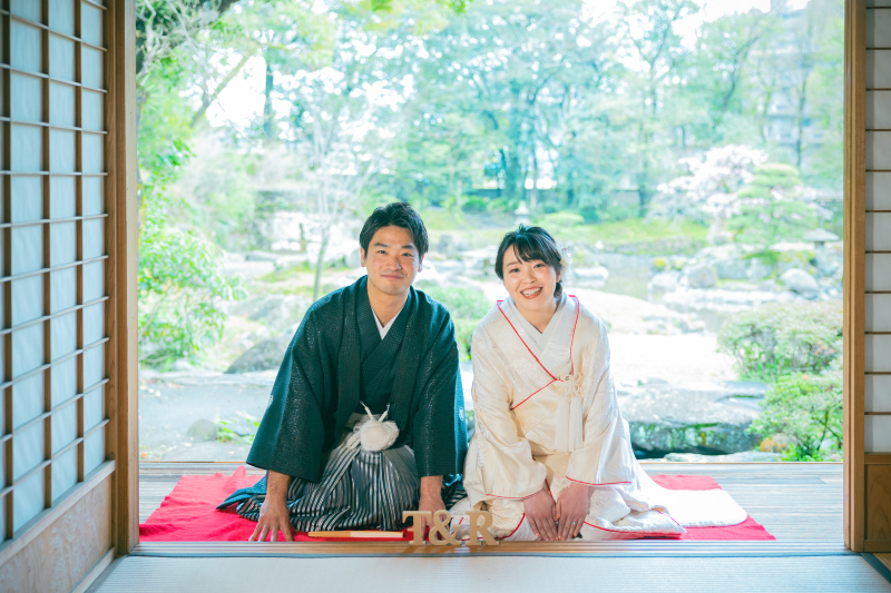 庭園を背景に仲良くお正座♡